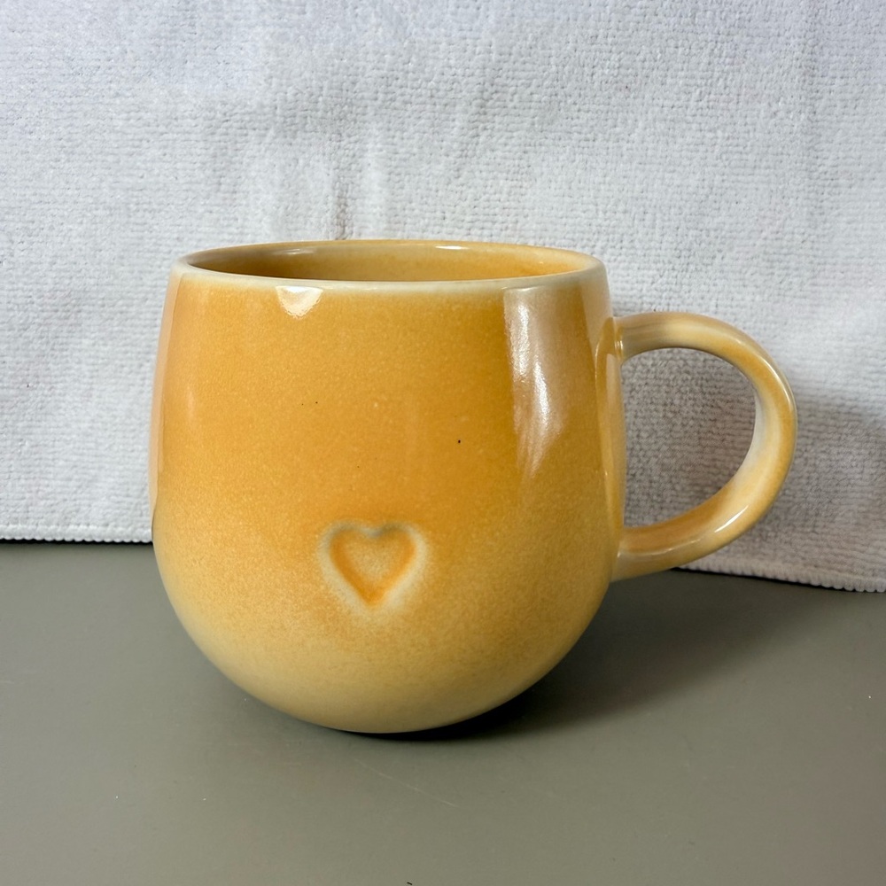 Alofmo Heart-Embellished Yellow 
Stoneware Coffee Mug NEW 16 OZ